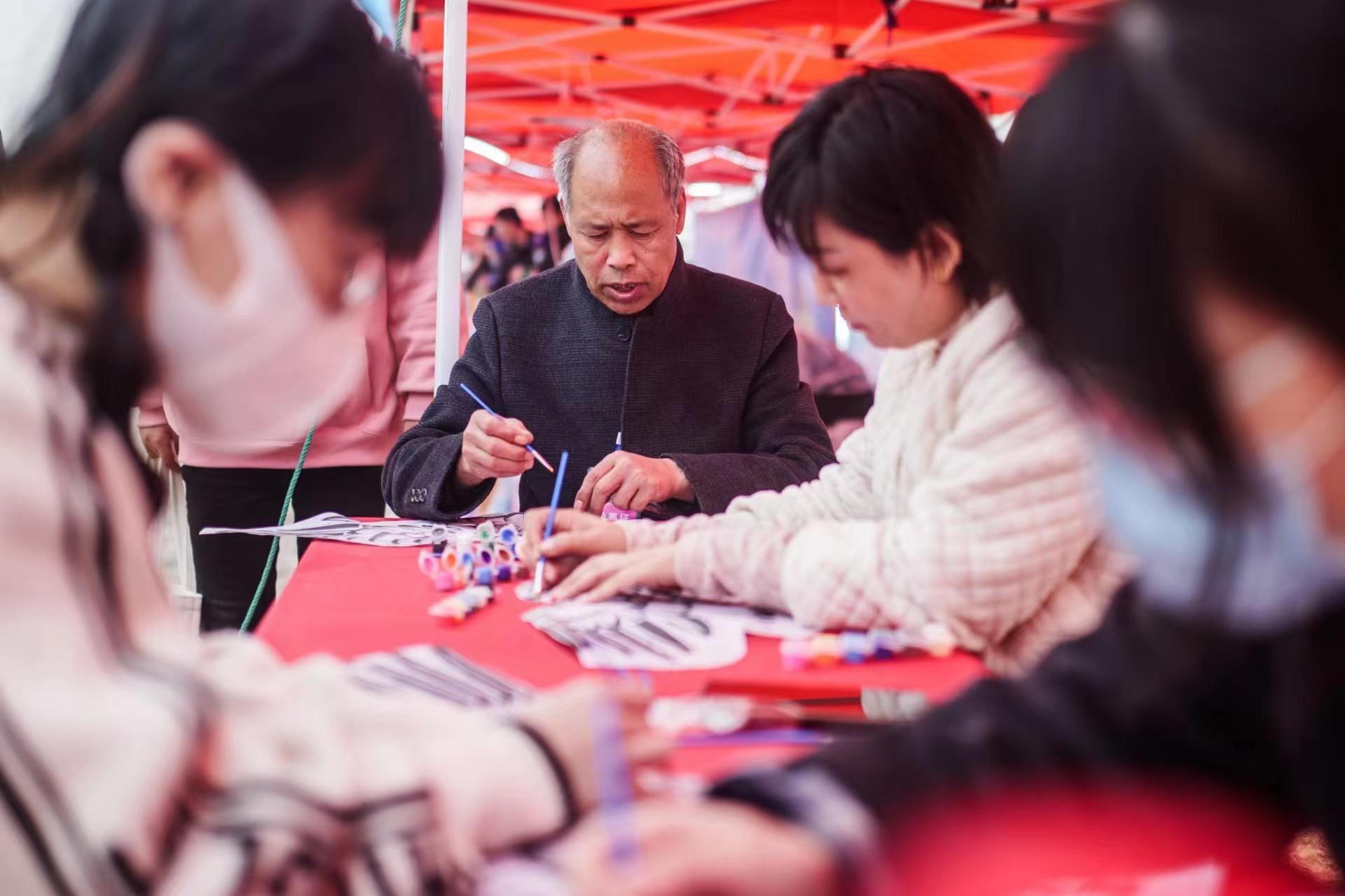 打包热爱清爽出游京东物流五一期间为各地游客提供贴心服务