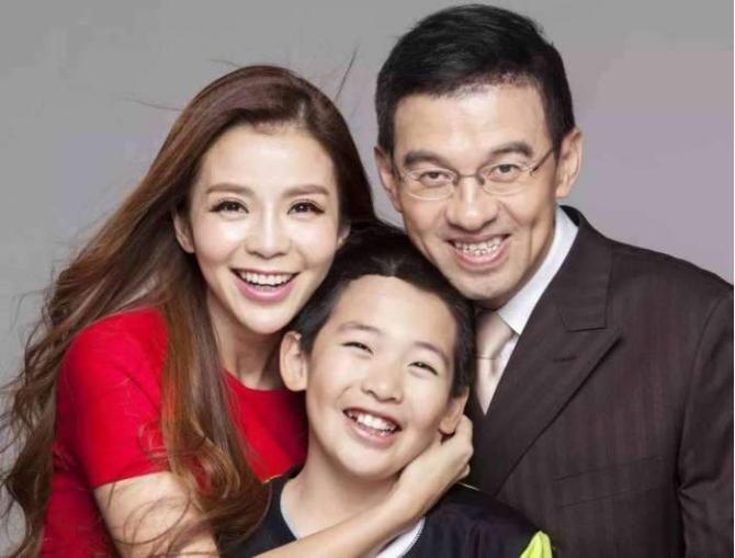 朱迅一家三口照顾瘫痪公公,朱迅和丈夫吃饭