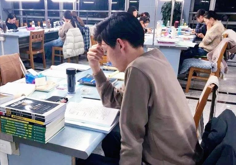 上海一大学研一学生坠亡,上海研一学生6楼坠亡