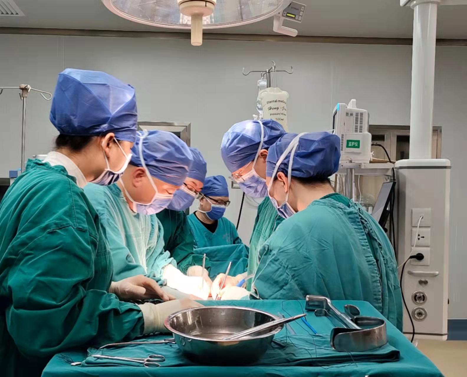 突破！深圳专家主刀顺利完成德保首例经腹子宫内膜癌分期手术