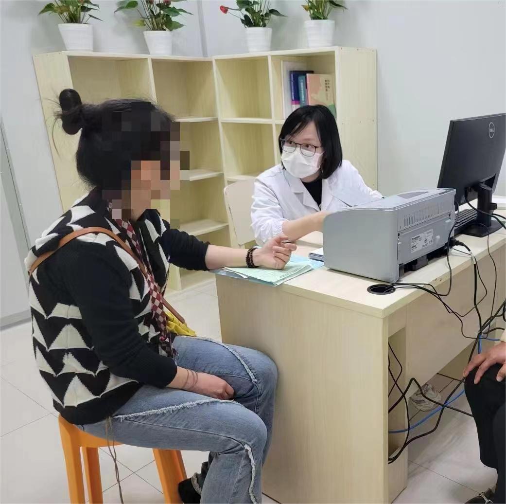 喂了药宝宝呕吐了还有用吗,喂了退烧药宝宝吐了