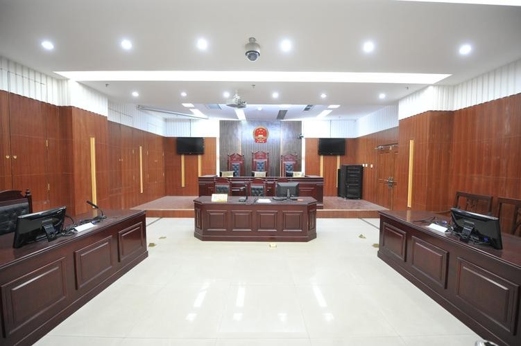 横穿球场被撞伤，68岁老人状告打球学生索赔5万，法院：后果自负