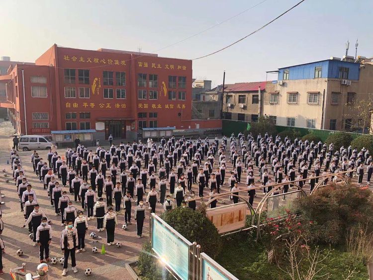 新密市校园足球,阳光体育快乐足球黑板报