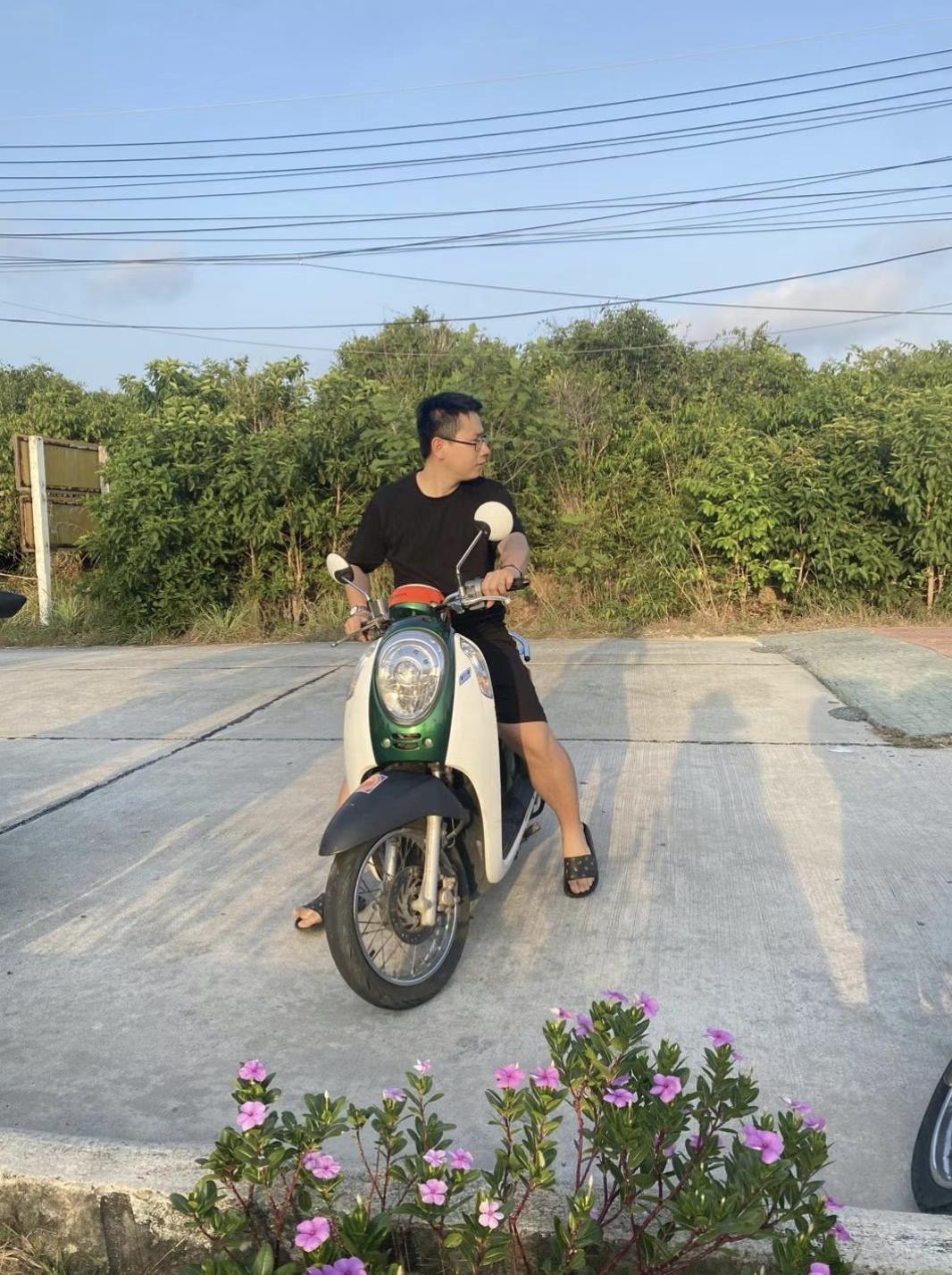 收到“噶腰子”新闻的时候，我正和老婆在泰国