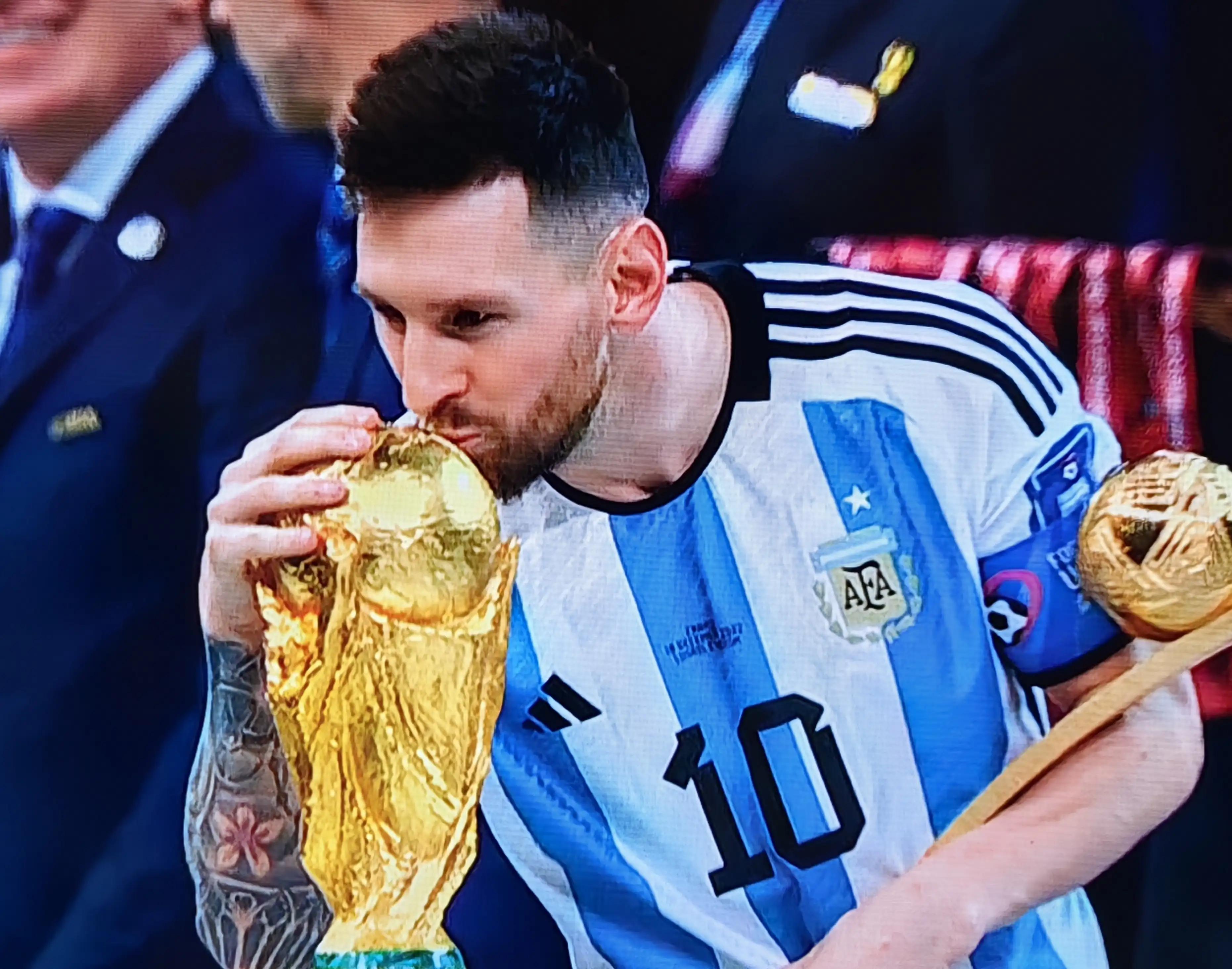 你怎能不爱足球英文,用自己的方式爱梅西