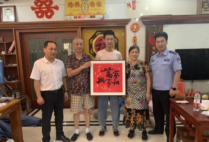 “枫色如织，善美靖江”