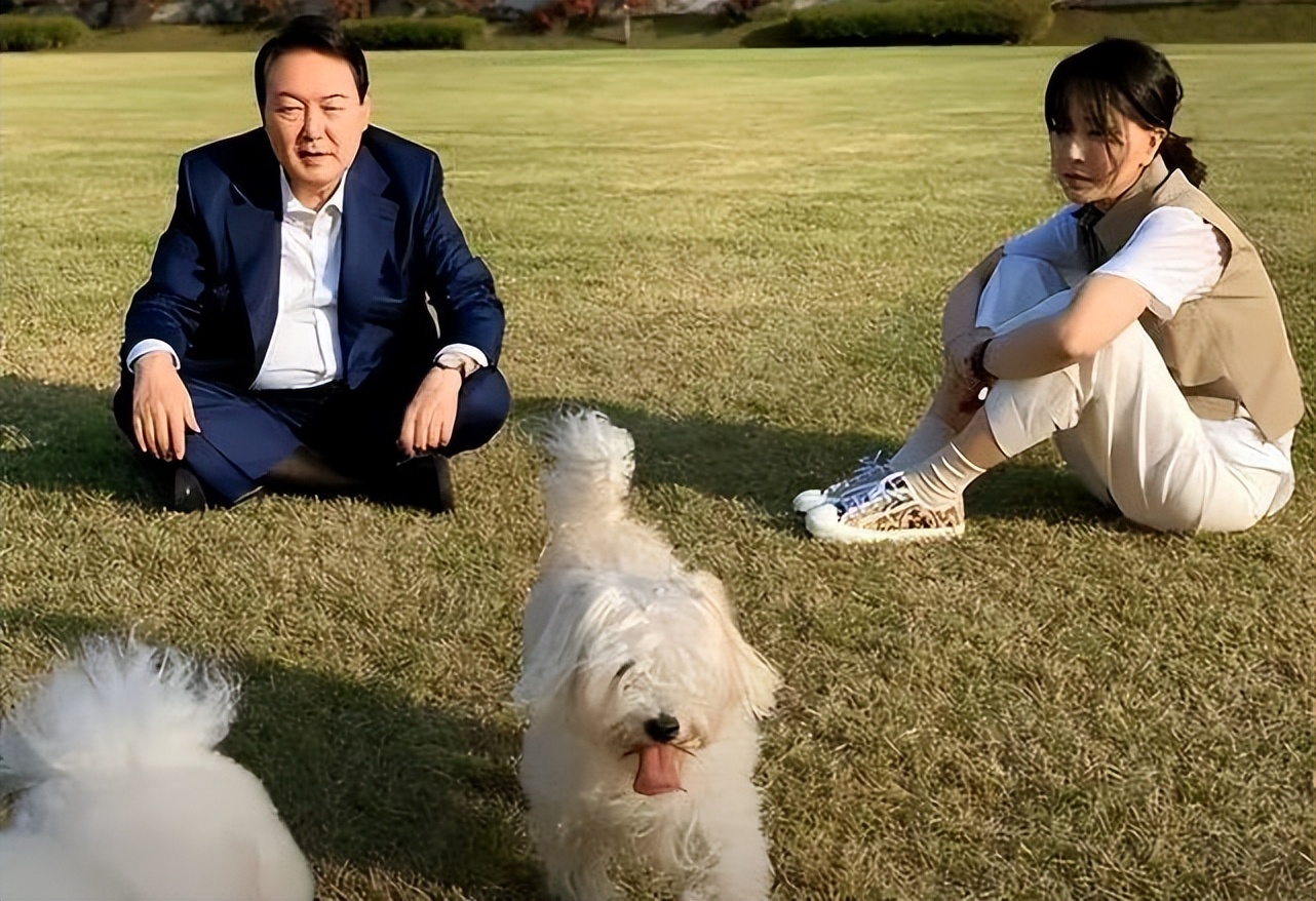 韩国新晋第一夫人挺会穿，遛狗还穿7000元的迪奥鞋，看脸不像49岁