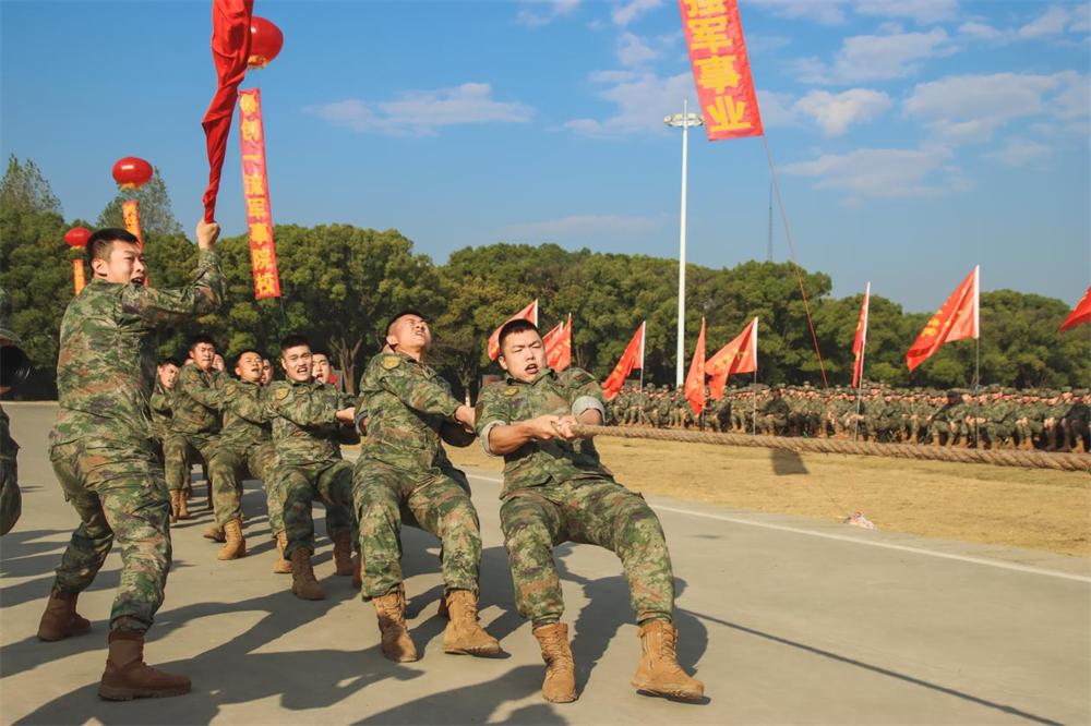 战味十足铁血男儿勇争排头兵,战味十足直击新兵训练现场