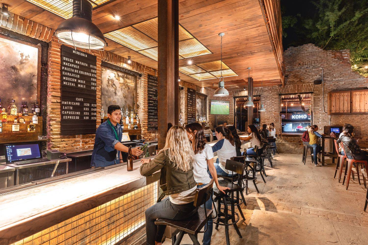 大型酒吧怎么设计,酒吧设计如何打造独特空间氛围感