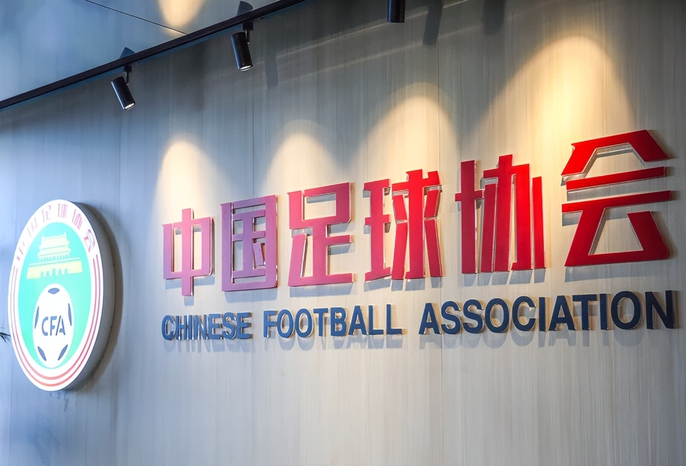 替补席被罚红牌会怎么样,替补席被吹技术犯规怎么办