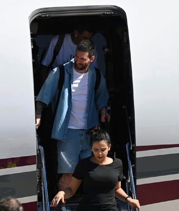 梅西颜值巅峰穿西装,梅西中国行穿的牛仔短裤