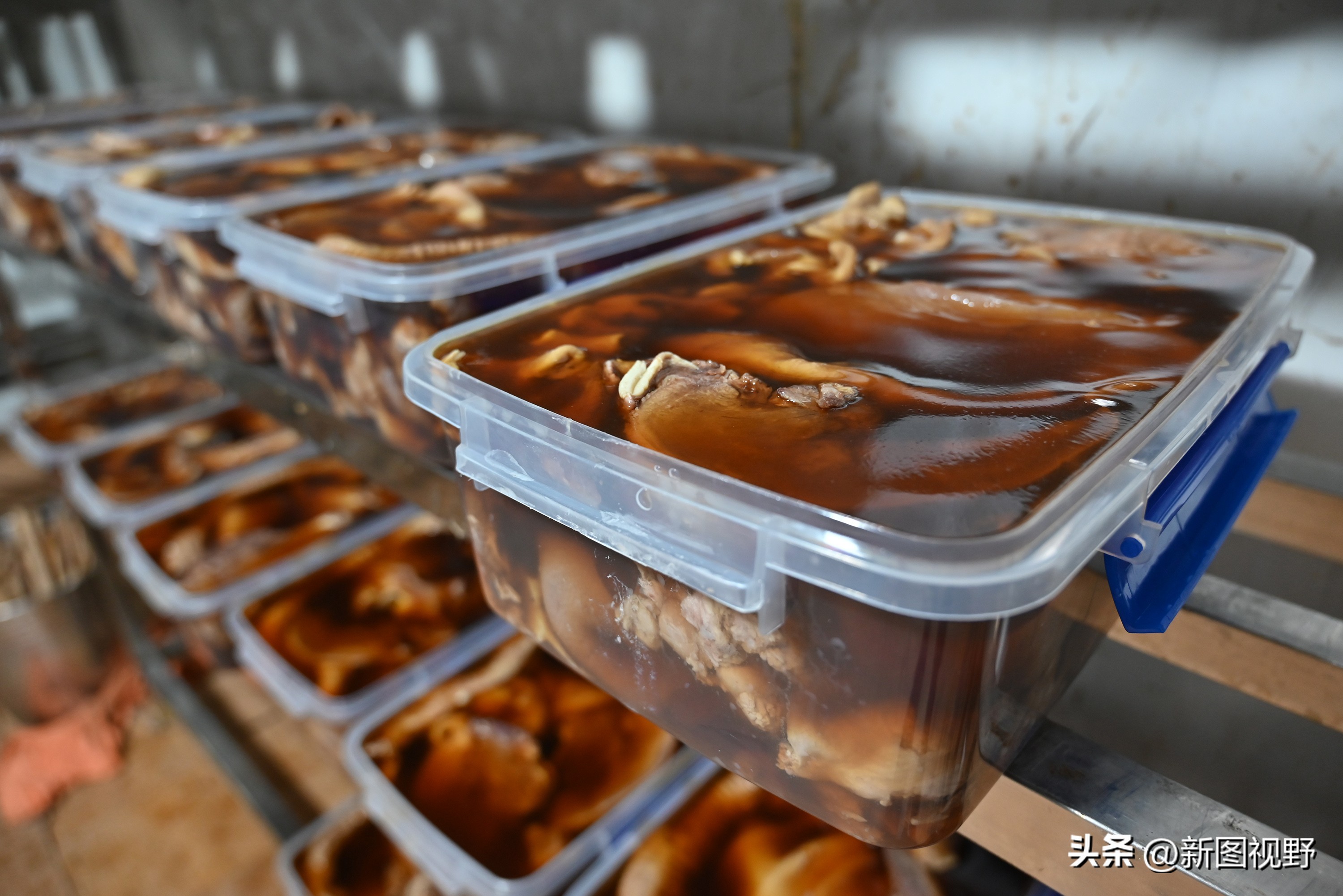 农村夫妻秘制“下酒菜”，4个月卖掉5000多个猪头，进账100多万元