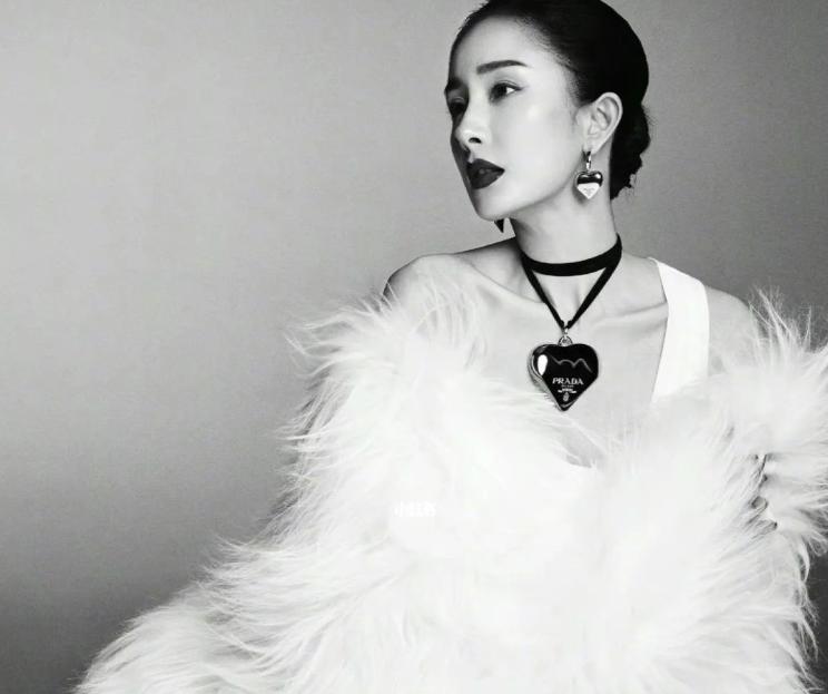 杨幂最新封面写真曝光,杨幂黑色时尚封面