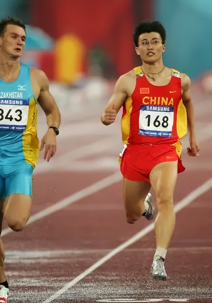 眼镜飞人胡凯：18岁才练习百米却加冕世界冠军，如今是清华副教授