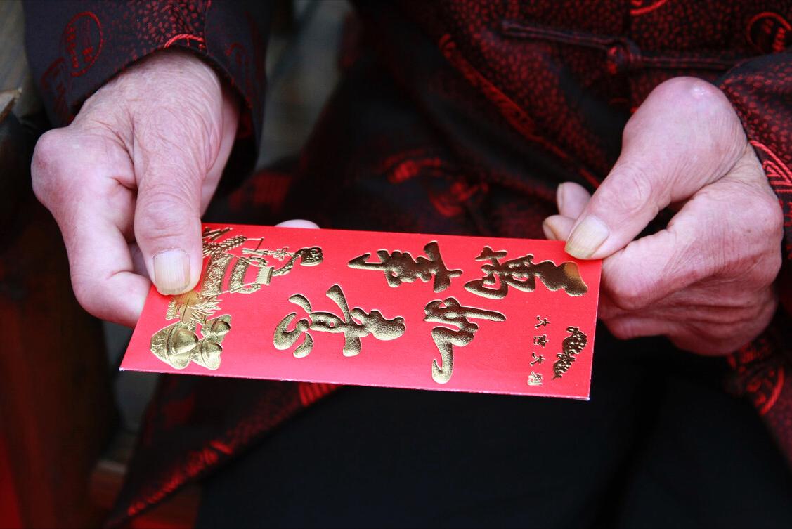 亲戚的小孩向你索要礼物怎么回,亲戚过年微信发了二百块钱给孩子