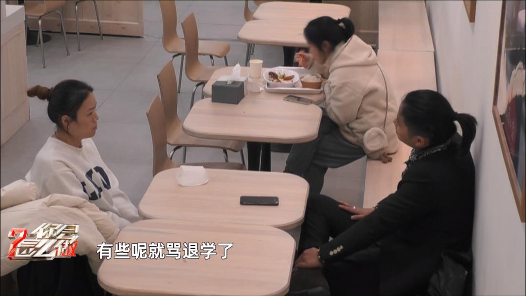 当目睹有人胁迫购买网络*力暴**，男士霸气赶人：我就数三个数！