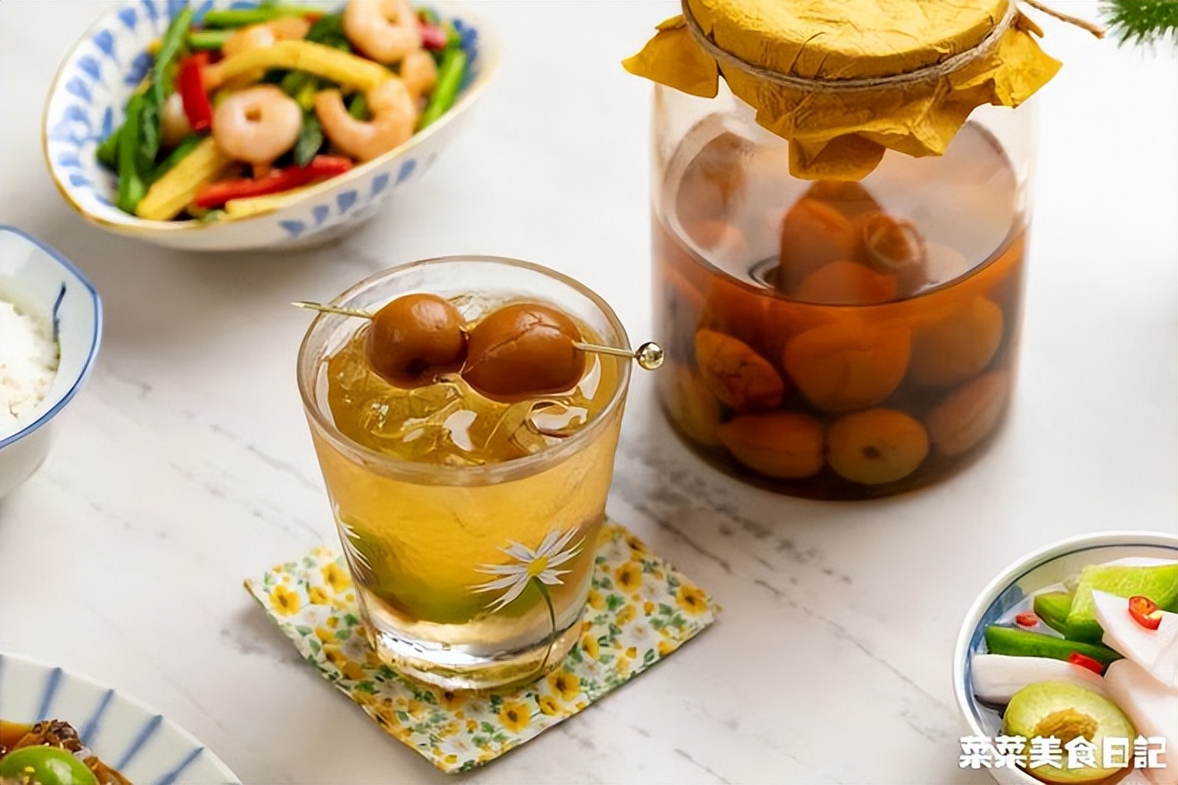 泡过酒的青梅干做法,泡青梅酒的青梅捞出来可以做什么