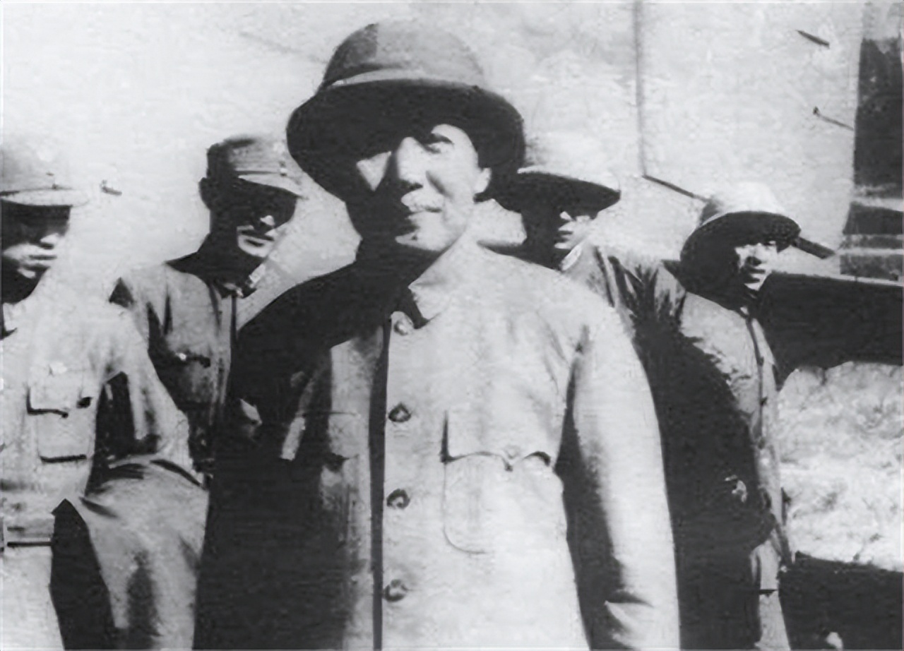 伟人抽烟趣事：毛主席爱抽雪茄，*少奇刘**抽便宜烟，*小平邓**被递条子