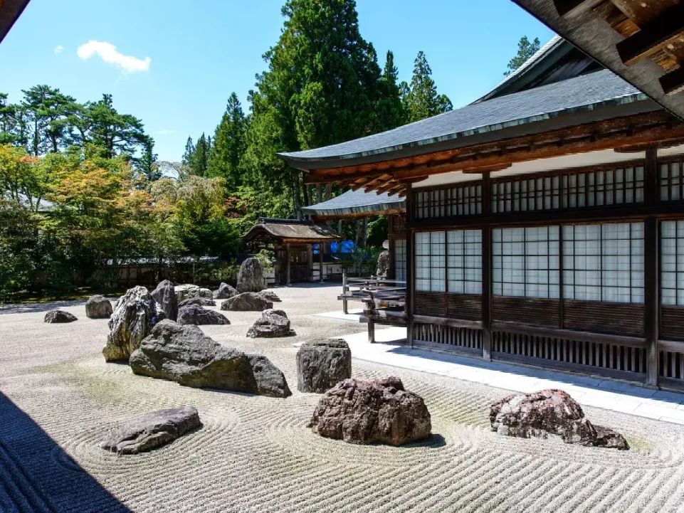 日本枯山水景观,日本枯山水中的树是什么树