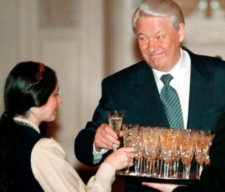 俄新书爆料：瞒着希拉里，叶利钦曾安排克林顿在克宫洗手间喝酒