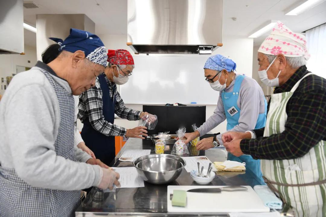 日本的老男人家务培训班，因为妻子老了，男人们发现自己啥也不会