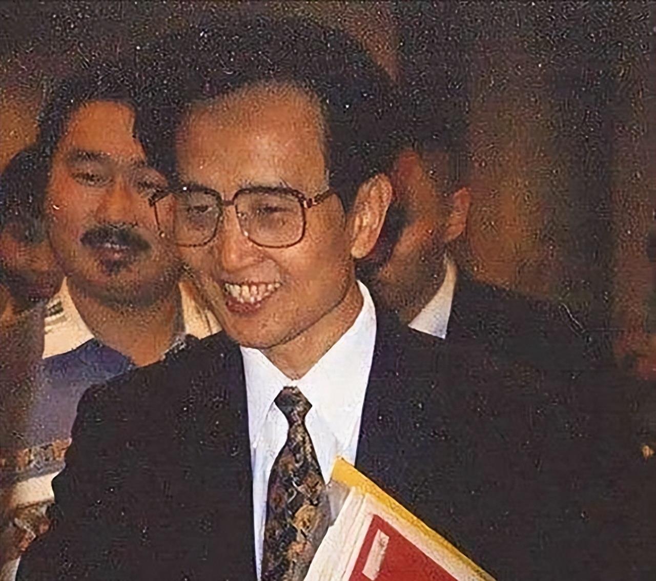 气功大师严新自称能拦截导弹，众人深信不疑，清华教授当场拆穿