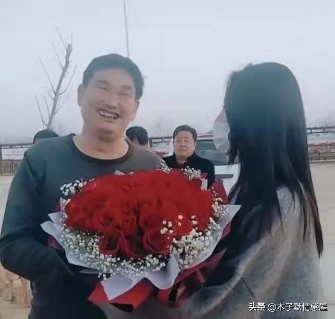 大衣哥替儿子送花,大衣哥资助贫困学生回朱楼村报恩