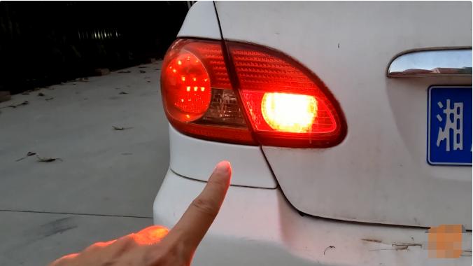 为什么有的车倒车灯只有一个,倒车灯有必要换吗