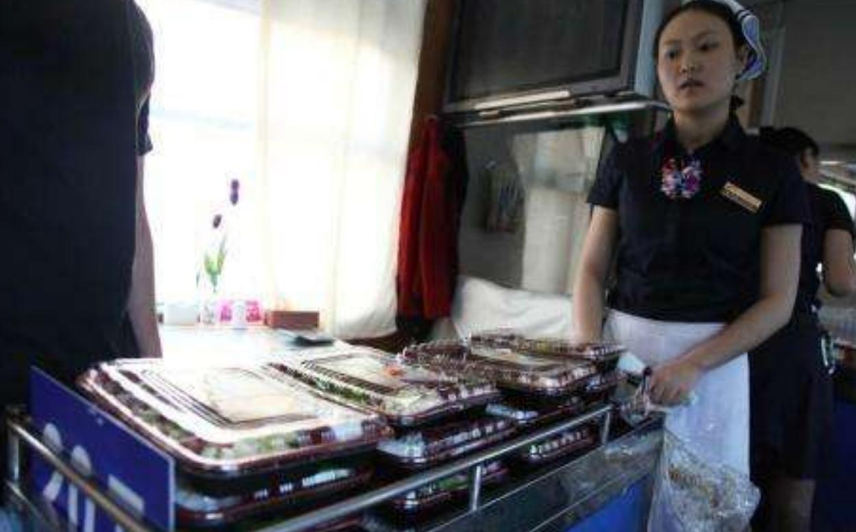 火车上有上千乘客，为何卖不掉几十份盒饭？内行人道明真相