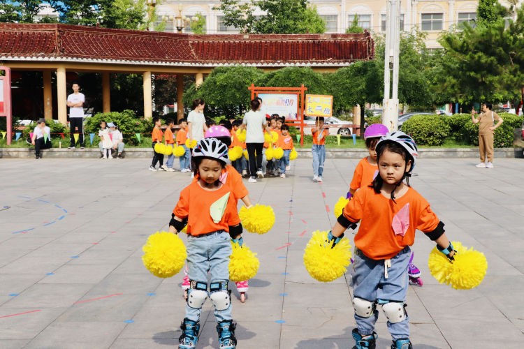 幼儿园亲子运动会主题大手牵小手,小手拉大手运动会