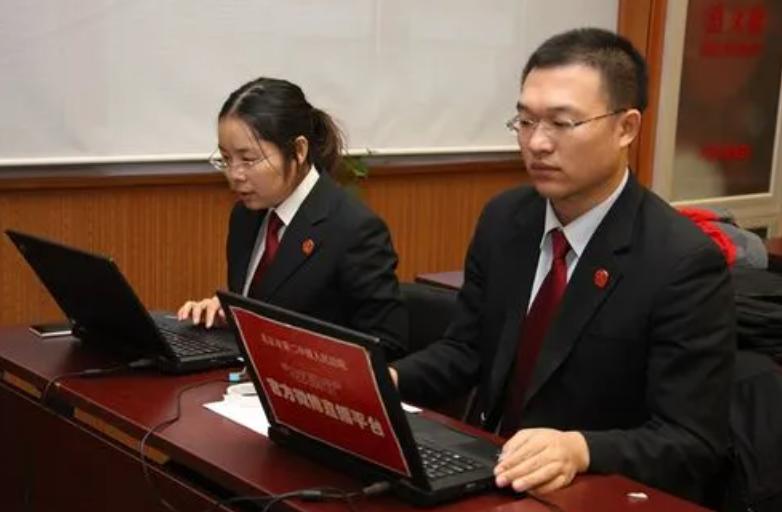 共犯的处罚根据共犯独立性,比较共犯从属理论和共犯独立理论