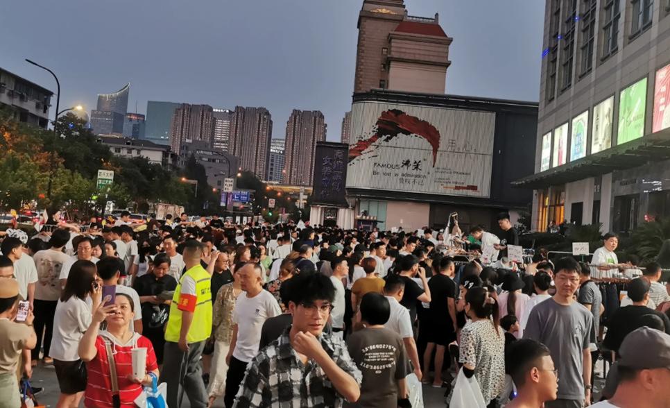 广州服批火爆，四季青夜市重启，深圳销量上涨300%！