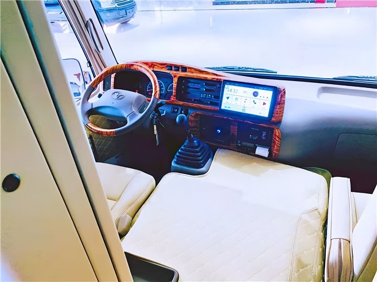 九龙考斯特和丰田考斯特的区别,丰田考斯特厂家高端定制考斯特