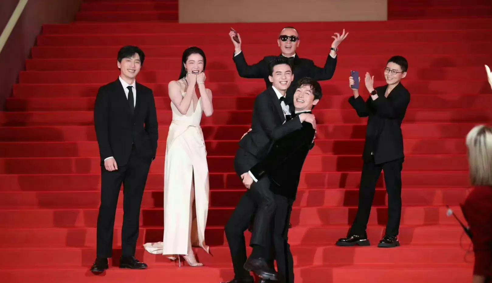 谢霆锋倪妮红毯,上海电影节红毯倪妮粉色鱼尾长裙