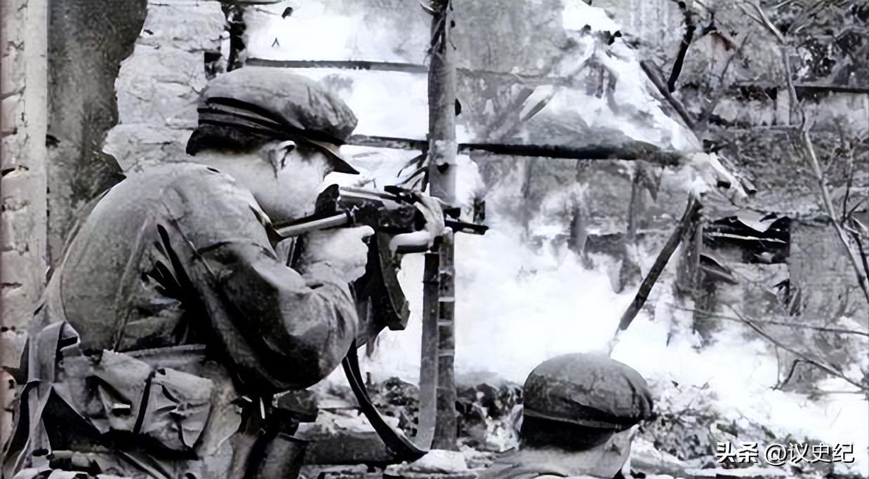 78岁老人被儿媳赶出家门，真实身份暴露后，政府直接送来30万津贴