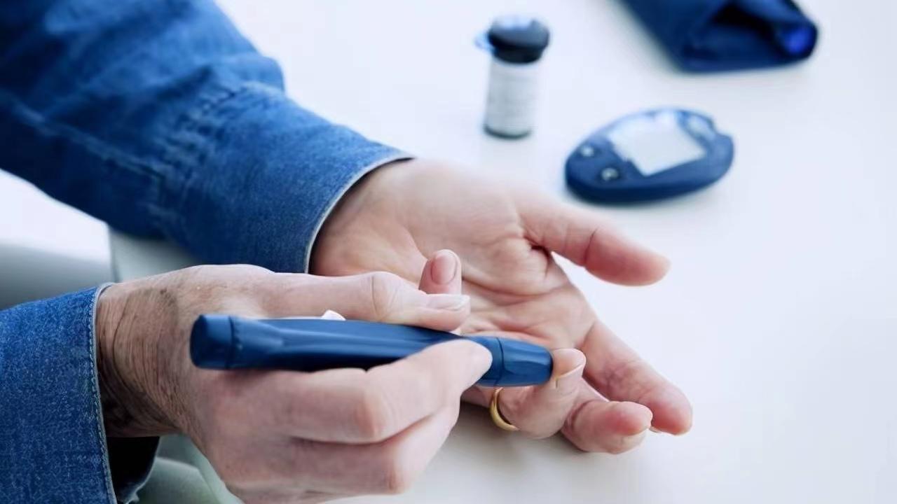 一饿就心慌手抖是什么原因引起的,糖尿病人一饿就心慌浑身无力手抖