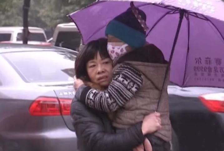 保姆无偿照顾雇主遗孤十余年,雇主夫妇双双重病临终托孤