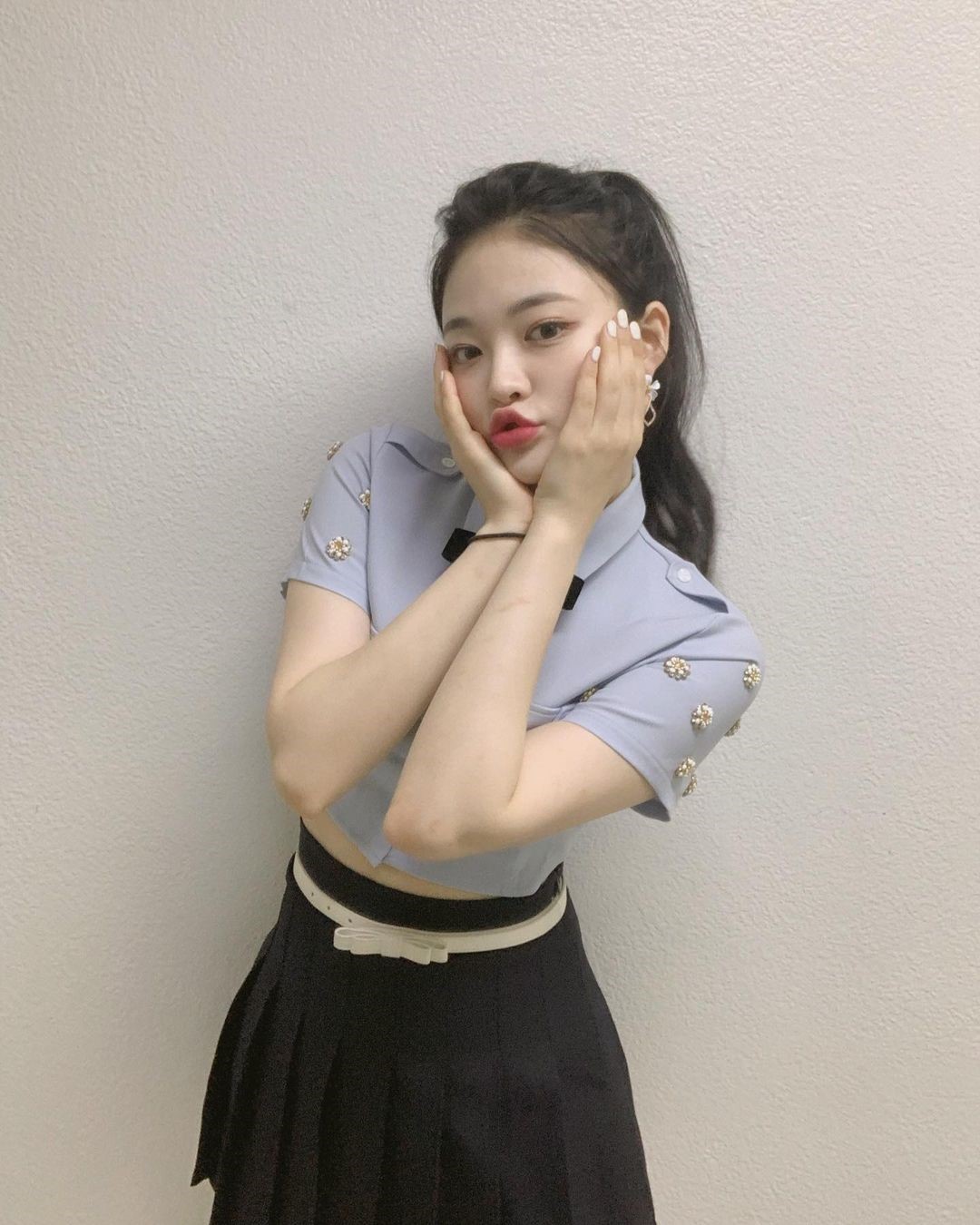 韩国女团顺伊晒吸烟照遭网友批评，对此她火辣回呛“管我抽不抽”