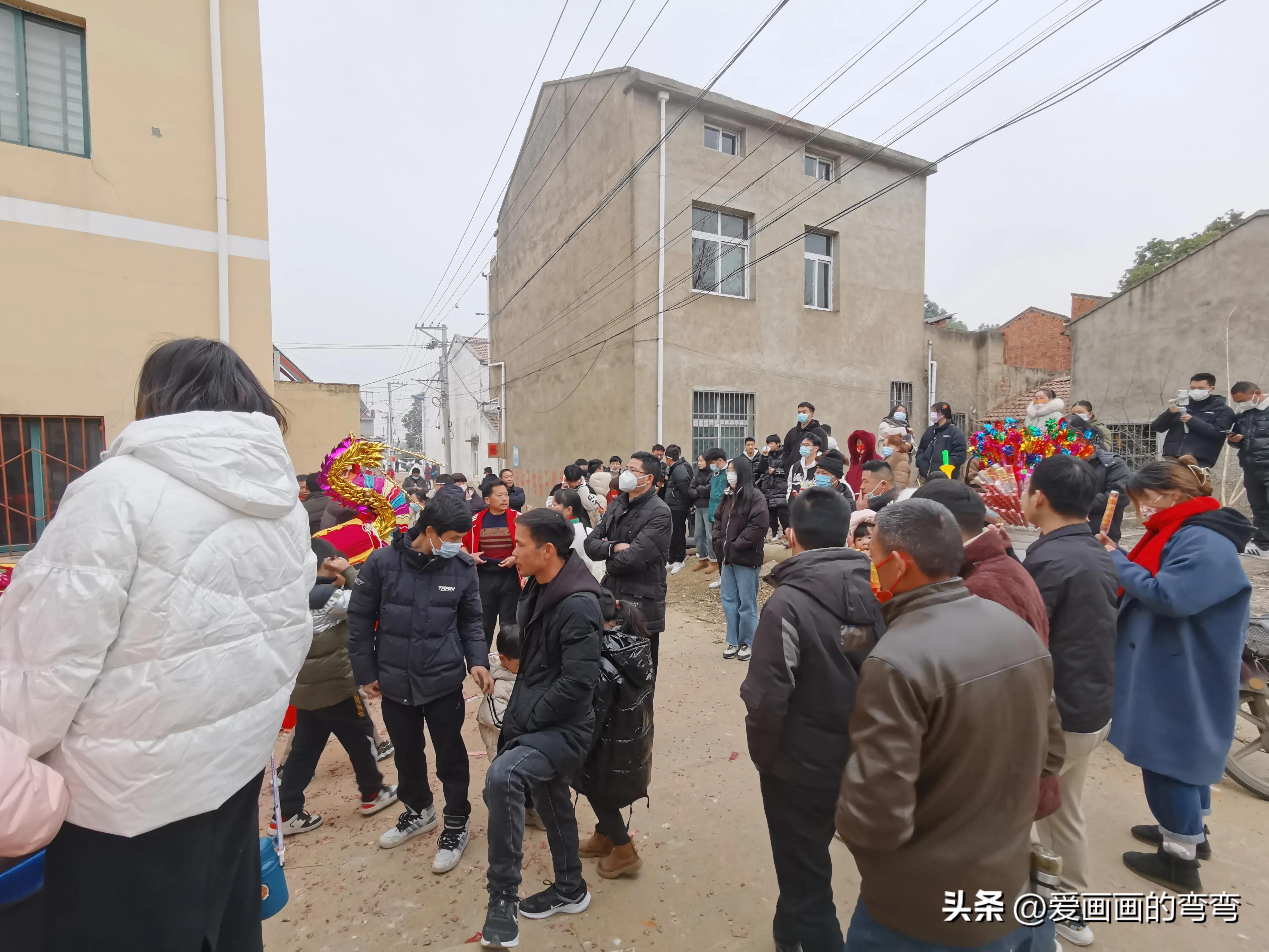 闹元宵玩龙灯,正月十五传统玩龙灯闹元宵