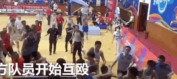中国男坛再现丑闻！在场上爆发群殴，多名球员受伤，特警出动维护
