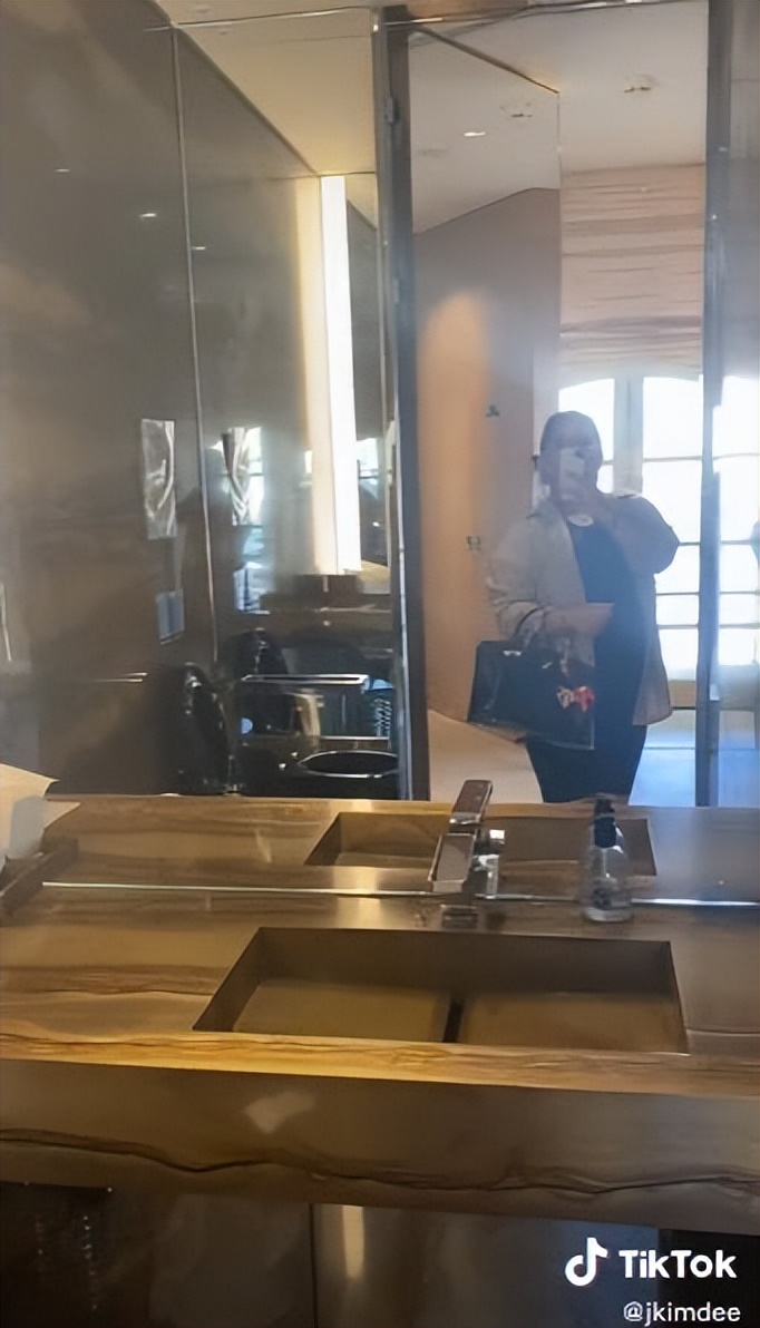 这姐们专门逛奢侈品店厕所火了！爱马仕厕所很拉垮，LV的最高级？