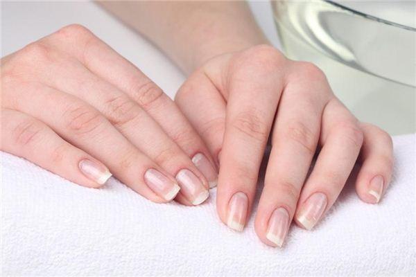 指甲上的月牙代表什么视频,指甲上月牙颜色代表什么