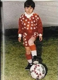 从侏儒症逆袭一代球王,从侏儒症到足球巨人