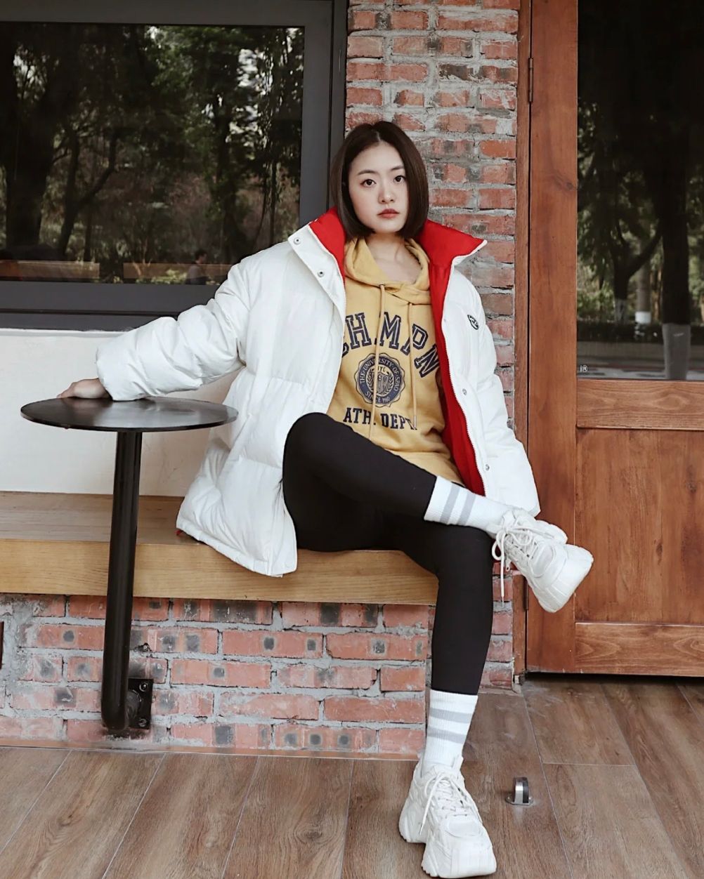 鲨鱼裤搭配长款羽绒服视频,冬天鲨鱼裤穿搭技巧