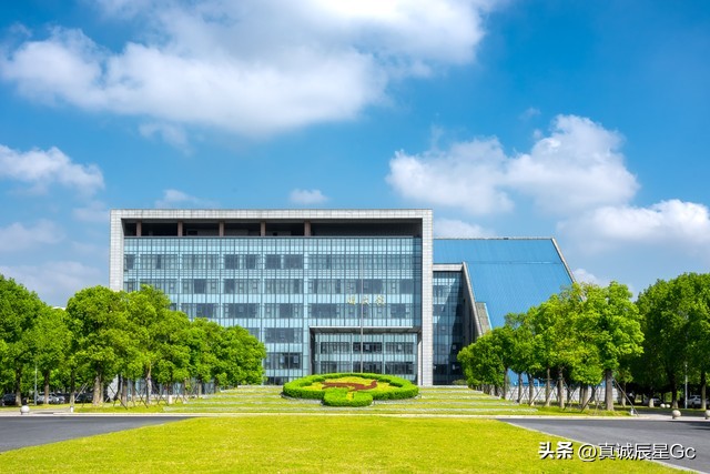 民办本科和民办大专哪个好就业呢,民办大专和公办大专含金量一样吗