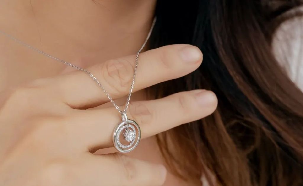 买钻戒记住这几点轻松省下蜜月钱,史上最全的挑选钻戒攻略