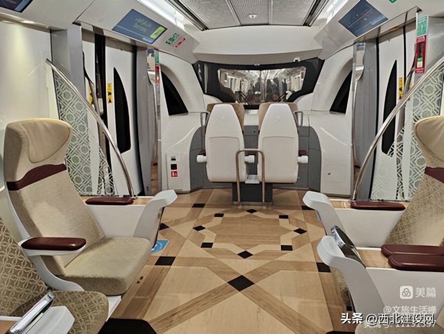 球迷王子与中国象棋冠军褚宸女士在卡塔尔世界杯