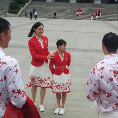 奥运冠军全红婵与他人合影,奥运冠军全红婵简历