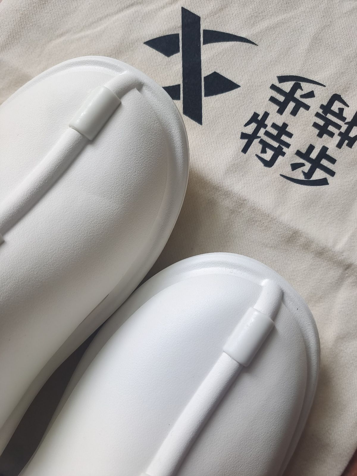 中国风的凉拖,带标志的特步凉拖