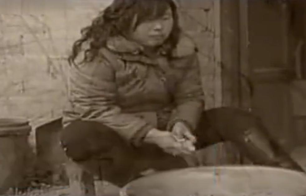 08年,河北女孩“瘫痪”卧床20年,姐姐安上监控后,戳穿多年*局骗**